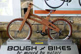 Вот такой интересный экспонат — деревянный велосипед Бау Байк. Передвигайтесь с помощью природы! Велосипед разработал голландский дизайнер Ян Гунневег. Велосипед сделан из дуба.