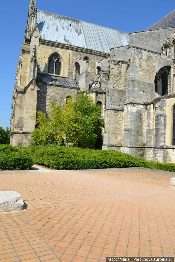 Базилика Святого Ремигия  и  крещение  Хлодвига Реймс, Франция