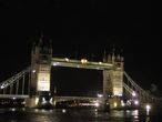 Лондон. Вид на вечернюю набережную Темзы и мост Тауэр