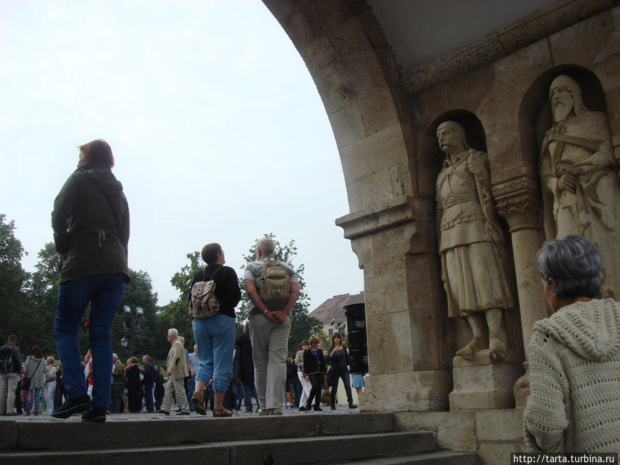 Под аркой скульптуры венгерских князей Будапешт, Венгрия