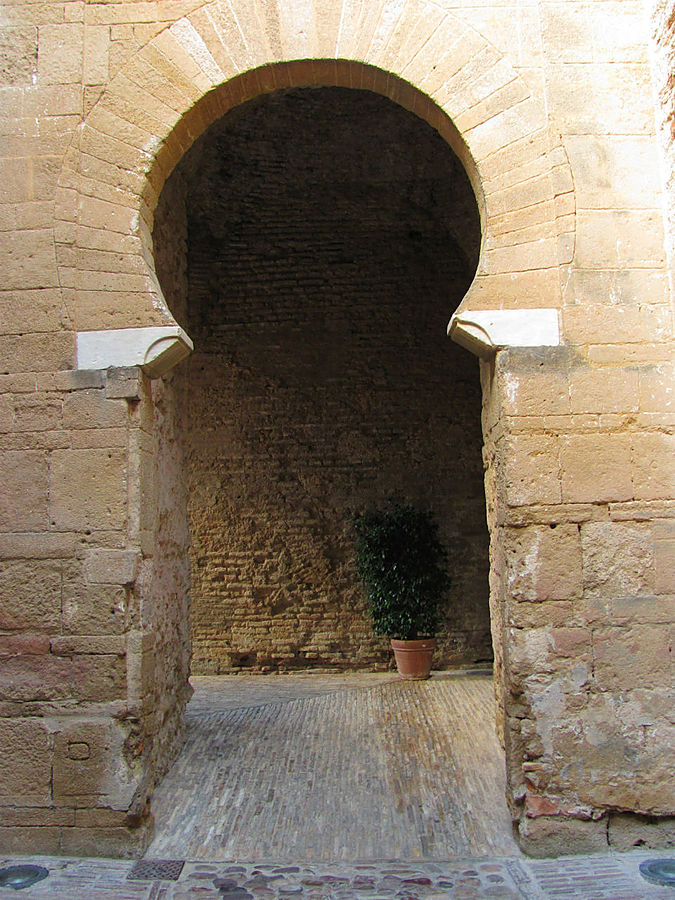 Попасть в крепость можно через эти ворота. Заглянем и мы. Попасть в крепость можно через эти ворота. Заглянем и мы.