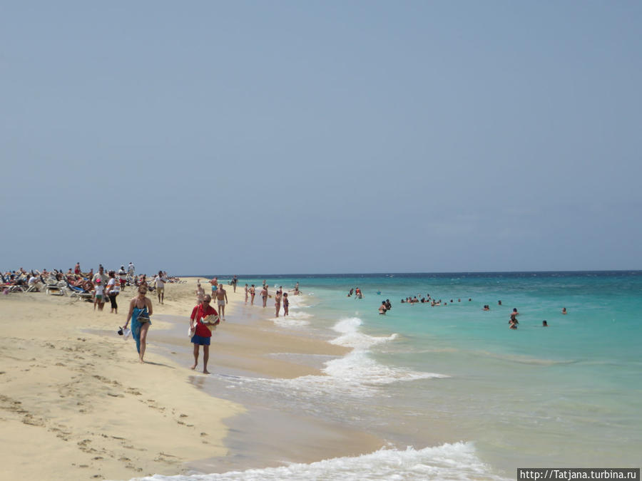 Широкий и прекрасный пляж  и музыка волн Санта-Мария, Кабо-Верде