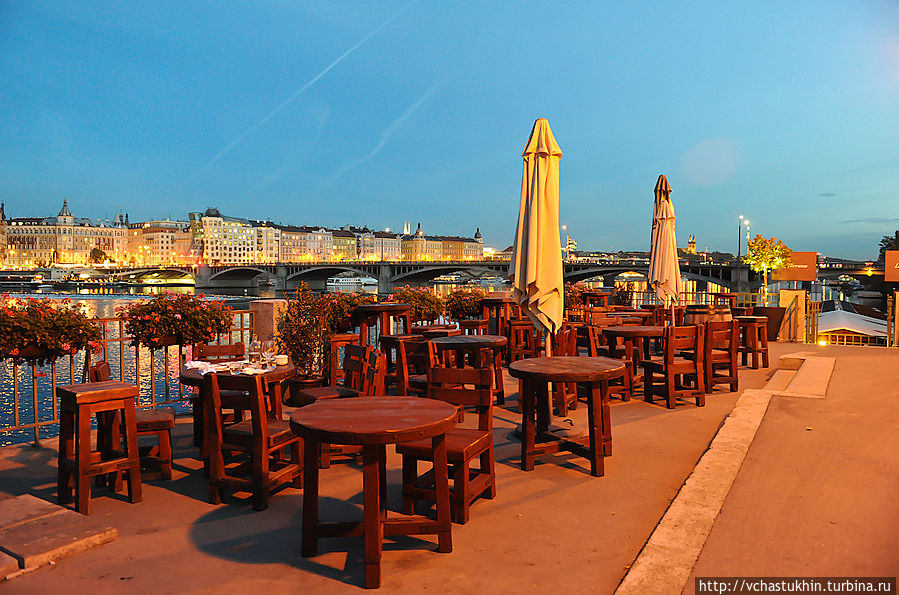 Чудесный ресторанчик на Влтаве (на Детском острове). Чудесный ресторанчик на Влтаве (на Детском острове).