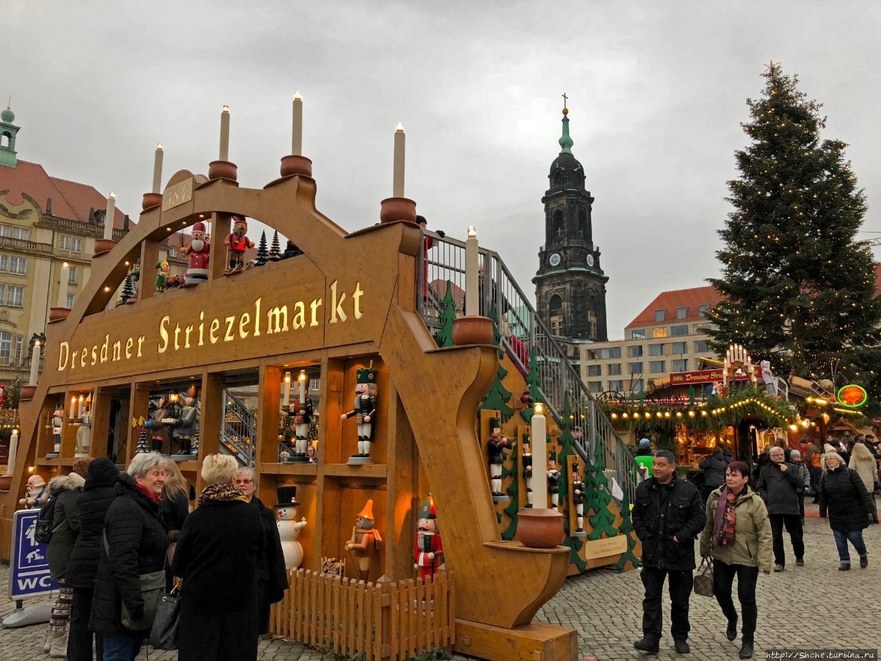 Striezelmarkts - одна из старейших рождественских ярмарок