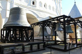 Выставка Древние колокола Великого Новгорода у подножия Софийской звонницы.