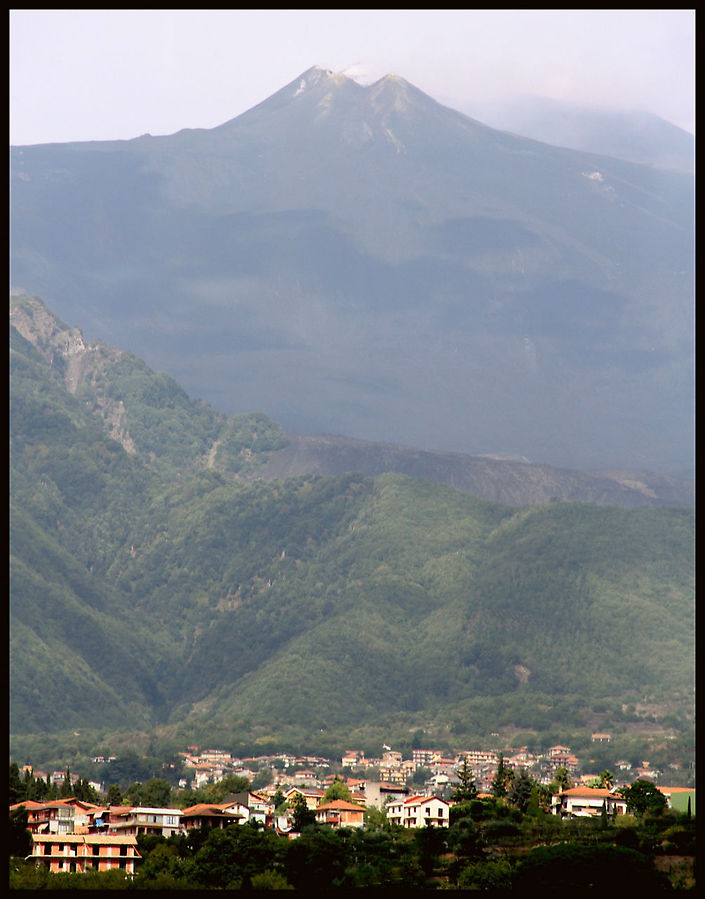 На самом верху виден дым. Я боялся что он станет сильнее и посещение вулкана не состоится. Вулкан Этна Национальный Парк (3350м), Италия