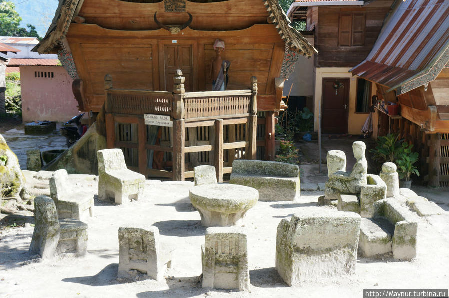 Каменные    троны   для   судей  —  старейшин   племени. Медан, Индонезия