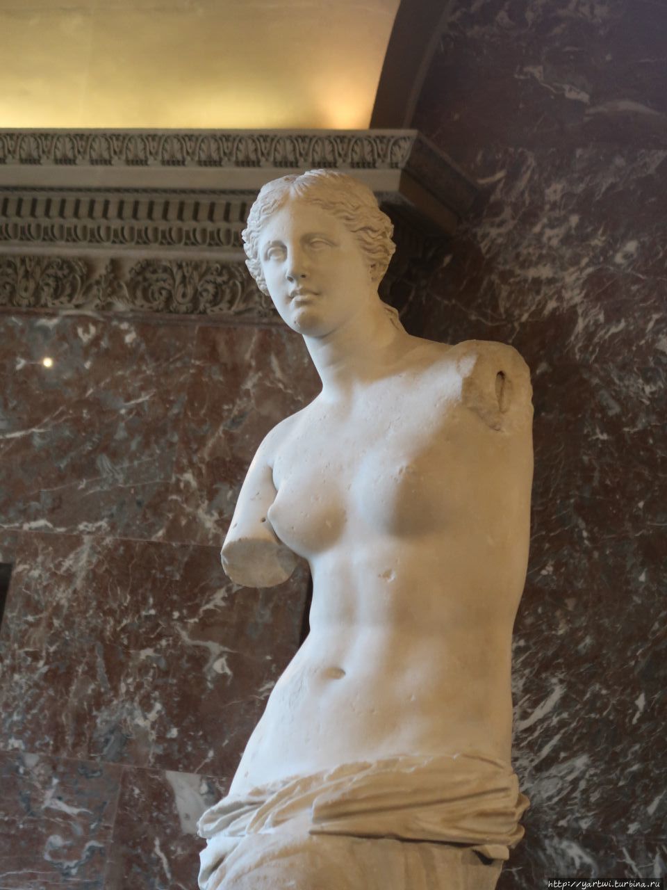 Статуя богини любви Афродиты (Венеры Милосской) из белого мрамора. Пропорции тела при перерасчёте на рост 164 см составляют 89-69-93. Туристов много, но значительно меньше, чем возле Джоконды. Париж, Франция
