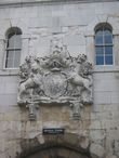 Королевский герб на Средней Башне лондонского Тауэра