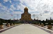 Цминда Самеба или Собор Святой Троицы, на сегодняшний день самый высокий собор в Грузии, высотой почти 106 метров.
Строительство храма началось в 1995 году, а первое богослужение состоялось только спустя 9 лет, в декабре 2002 года.