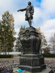 Памятник основателю города Петру Первому. Обратите внимание, у него тот же жест, что и у Кирова с фото 7, причём памятник Петру старше.