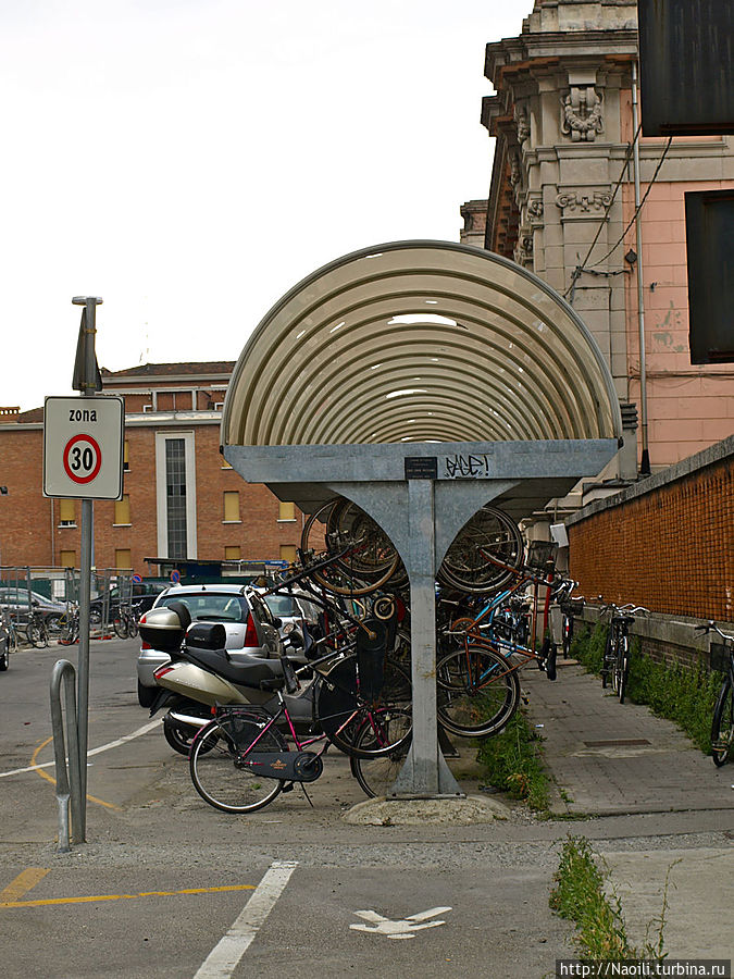 Велосипедная стоянка у ж/д вокзала Фиденза, Италия