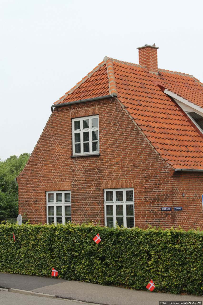 Любят датчане украшаться флагами..ох, любят... Роскильде, Дания Любят датчане украшаться флагами..ох, любят... Роскильде, Дания