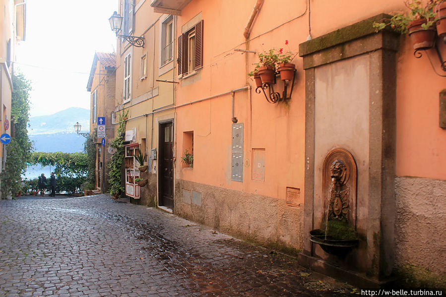 Улочка с фонтаном, которая приведет вас на еще одну смотровую площадку. Кастель-Гандольфо, Италия