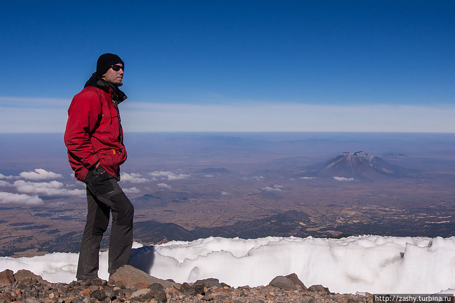 Можно сделать перерыв и полюбоваться красотами, пытаюсь «запихнуть» в себя кусок шоколадки – на такой высоте практически нет аппетита. Вулкан Орисаба (5636м) Национальный парк, Мексика