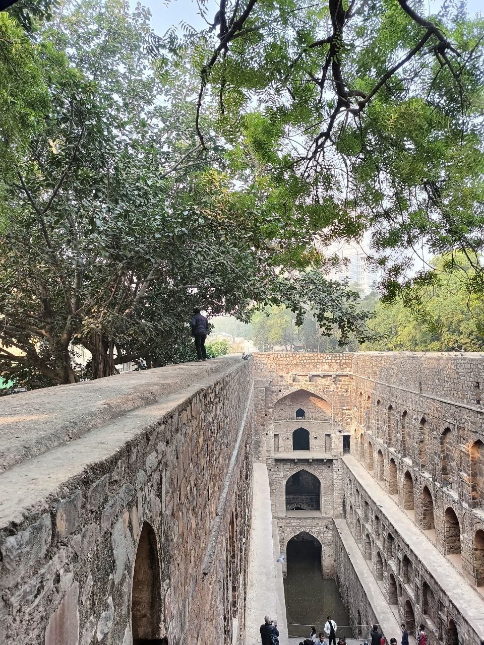 Исторический ступенчатый колодец Agrasen Ki Baoli Дели, Индия