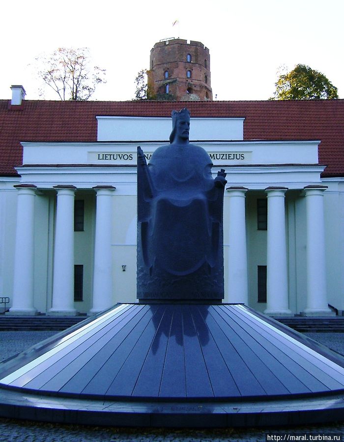 Памятник основателю литовского государства в XIII веке королю Миндаугасу Вильнюс, Литва