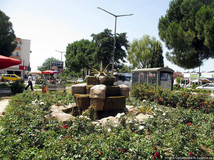 На Бульваре Ататюрка небольшой садик — место для отдыха. Дидим, Турция