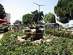 На Бульваре Ататюрка небольшой садик — место для отдыха.