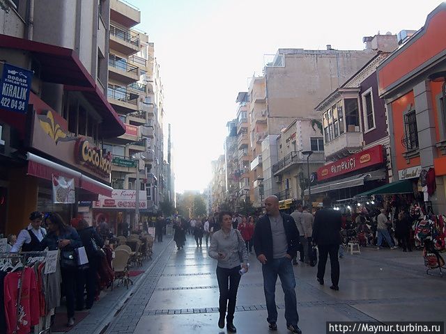 Улица Фетих —  бея. Улица пешеходная , очень оживленная , со множеством магазинчиков и ресторанов. Не пустует ни днем, ни ночью. Измир, Турция