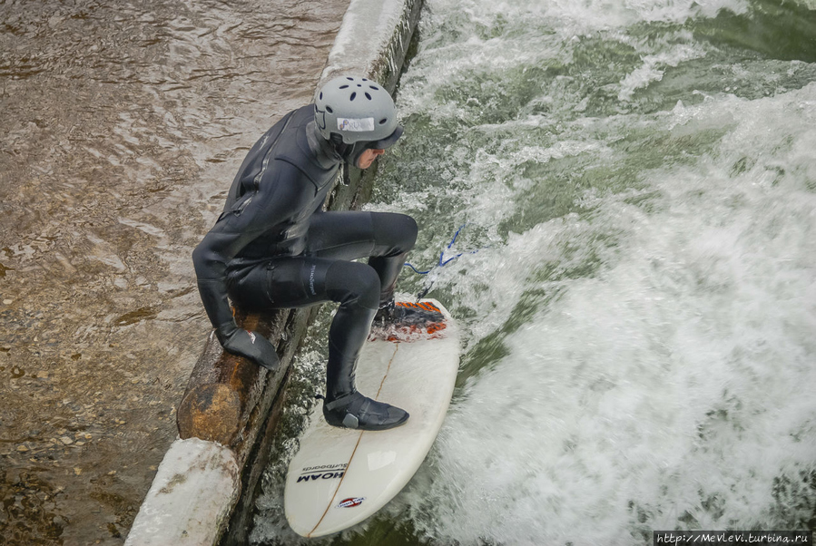 Сёрфер в центре города Мюнхен, Германия Сёрфер в центре города Мюнхен, Германия