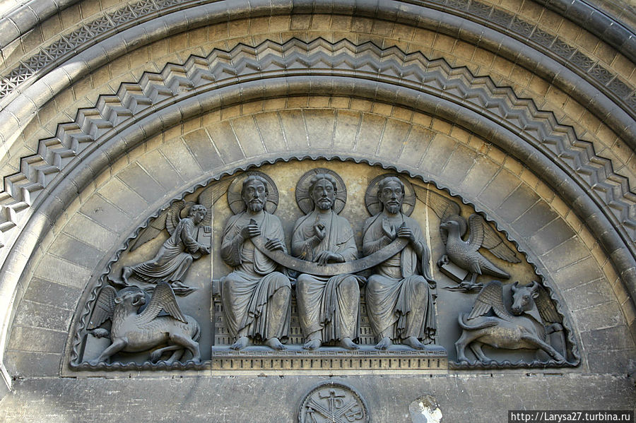 Тимпан над порталом церкви аббатства Св.Троицы Кан, Франция