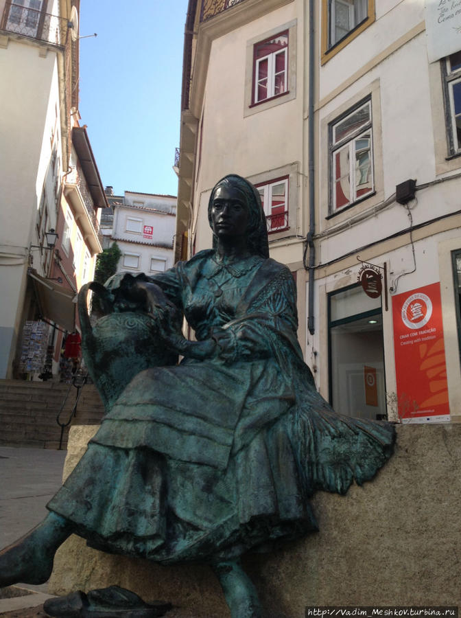 Коимбрская девушка — символ города. Коимбра, Португалия