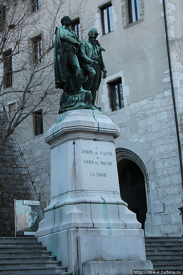 памятник двум братьям Местре Шамбери, Франция
