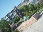 На площади перед ратушей установлен памятник Тараса Шевченко.