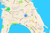 Голубая пульсирующая точка показывает наше текущее местоположение на местности. А булавка — место, где наш отель.