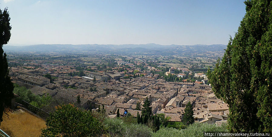 Губбио. Улицы и крыши города взбирающегося в гору Губбио, Италия