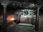 В церкви Стелла Марис есть пещера, которую христианская традиция приписывает Илье пророку, точнее тому, что именно в ней он пребывал.