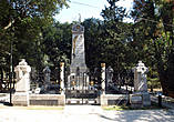 Ученикам военного училища, которые были убиты или ранены 13 сентября 1847 года. Памятник поставлен Парфирием Диасом в 1884 году. Соответственно он же заасфальтировал площадку рядом с памятником и источником.