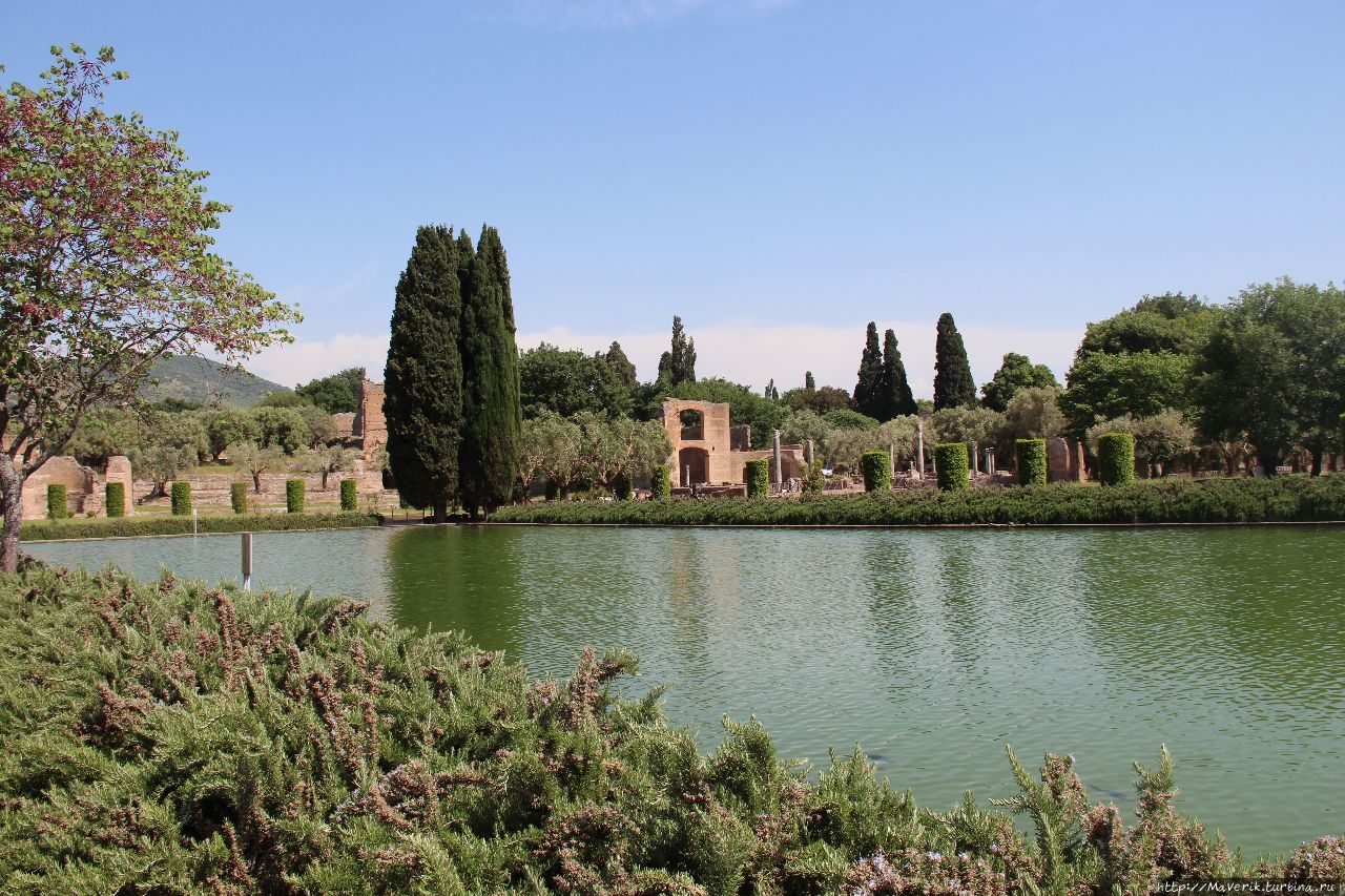 Небольшое озеро расположено в центре огромной прямоугольной площади (Pecile), размером 232 х 97 метров. Существует предположение, что на месте озера мог быть и древнегреческий стадион. Тиволи, Италия