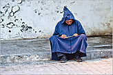 Вот в таком халате с капюшоном марокканцы уютно чувствуют себя в прохладном сыром климате...
*