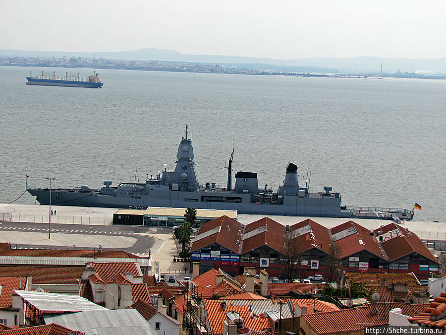 на причале пара боевых кораблей Лиссабон, Португалия