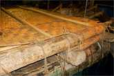 14. На палубе был настелен расщепленный бамбук, прикрепленный к бревнам в виде отдельных планок, а сверху положены бамбуковые циновки.