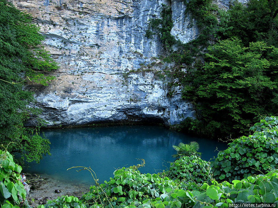 Это — голубое озеро. Оно совсем невелико: площадь его всего лишь 180 квадратных метров, но глубина доходит до 76 метров. Рица Реликтовый Национальный Парк, Абхазия