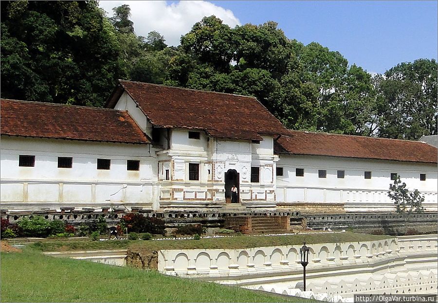 *Кандийский королевский дворец производил странное впечатление: он был вытянут в линию и выкрашен в белый цвет, отчего больше походил на здание какого-нибудь казначейства, но никак не на дворец высочайшей особы. Впрочем, есть еще второе здание, где жили королевские наложницы... *Кандийский королевский дворец производил странное впечатление: он был вытянут в линию и выкрашен в белый цвет, отчего больше походил на здание какого-нибудь казначейства, но никак не на дворец высочайшей особы. Впрочем, есть еще второе здание, где жили королевские наложницы...