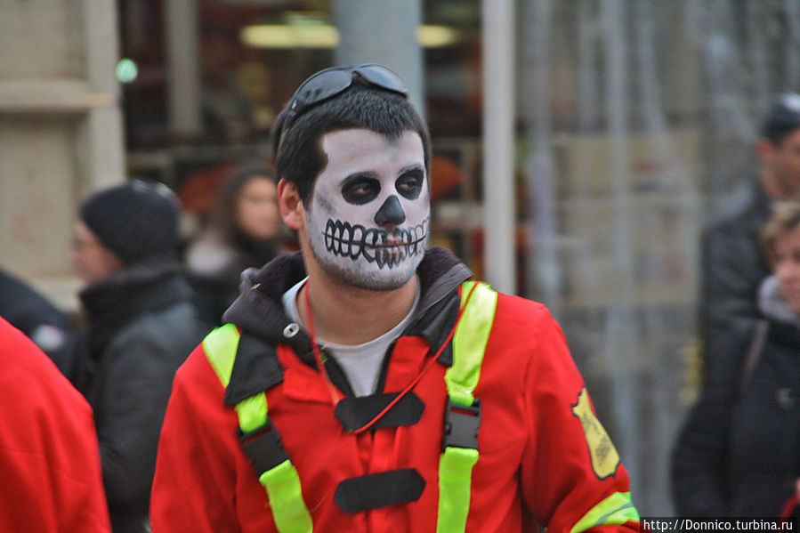 по своему комбинезону похож на сантехника, но это не случайный человек по своему комбинезону похож на сантехника, но это не случайный человек