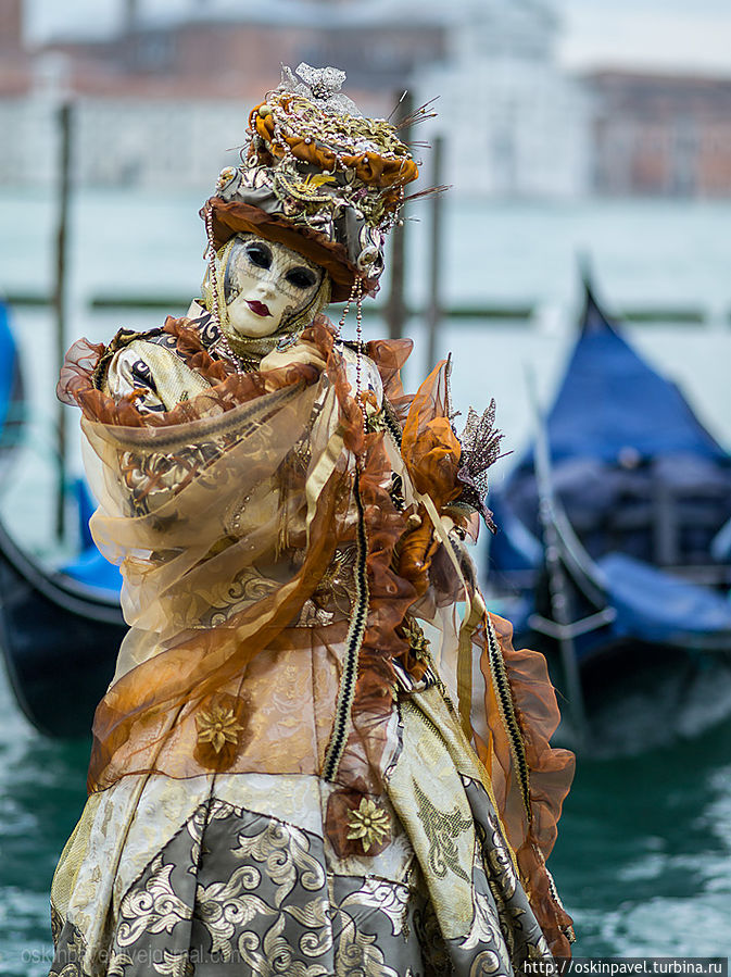 Лишь время сквозь щели сочится луной, лиц не видно... Венеция, Италия Лишь время сквозь щели сочится луной, лиц не видно... Венеция, Италия