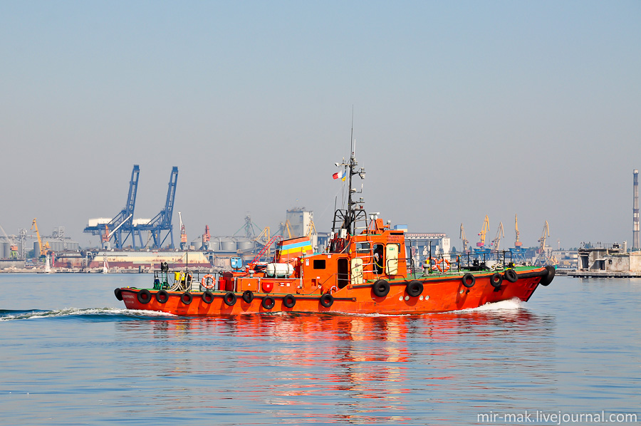 Так как маяк находится в самом узком месте входа в одесскую гавань, корабли здесь проходят очень близко. Так как маяк находится в самом узком месте входа в одесскую гавань, корабли здесь проходят очень близко.