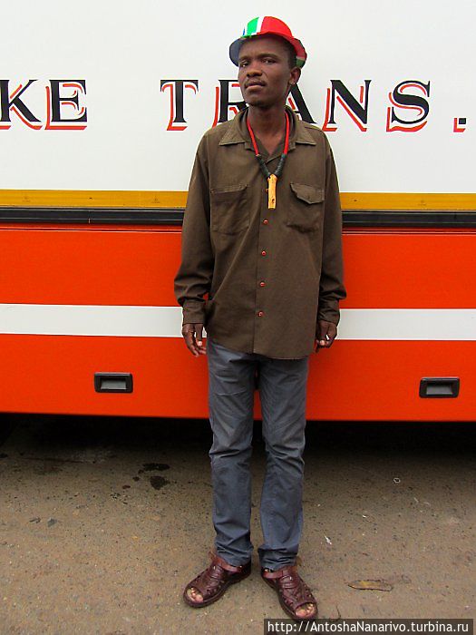 Этот хлопец работает в междугородном автобусе. Либо водителем, либо кондуктором. На шее носит прикольную рогатку, наверное, чтоб отстреливать автобусных “зайцев”. Этот хлопец работает в междугородном автобусе. Либо водителем, либо кондуктором. На шее носит прикольную рогатку, наверное, чтоб отстреливать автобусных “зайцев”.