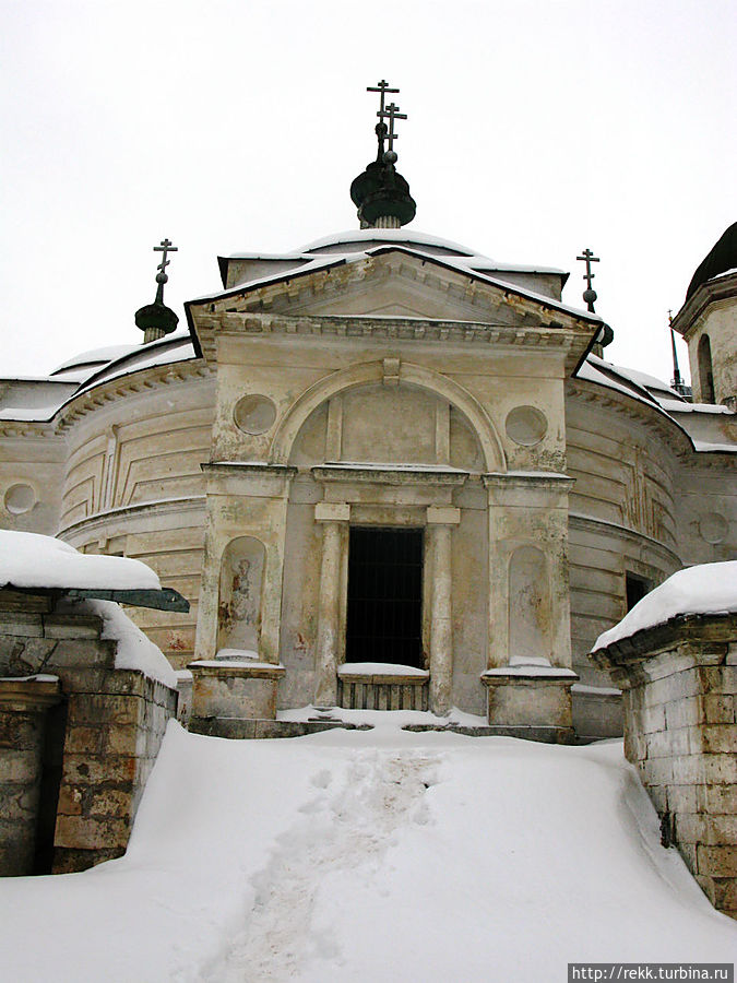 ... и раскрывающий объятия верующим вход. Старица, Россия ... и раскрывающий объятия верующим вход. Старица, Россия