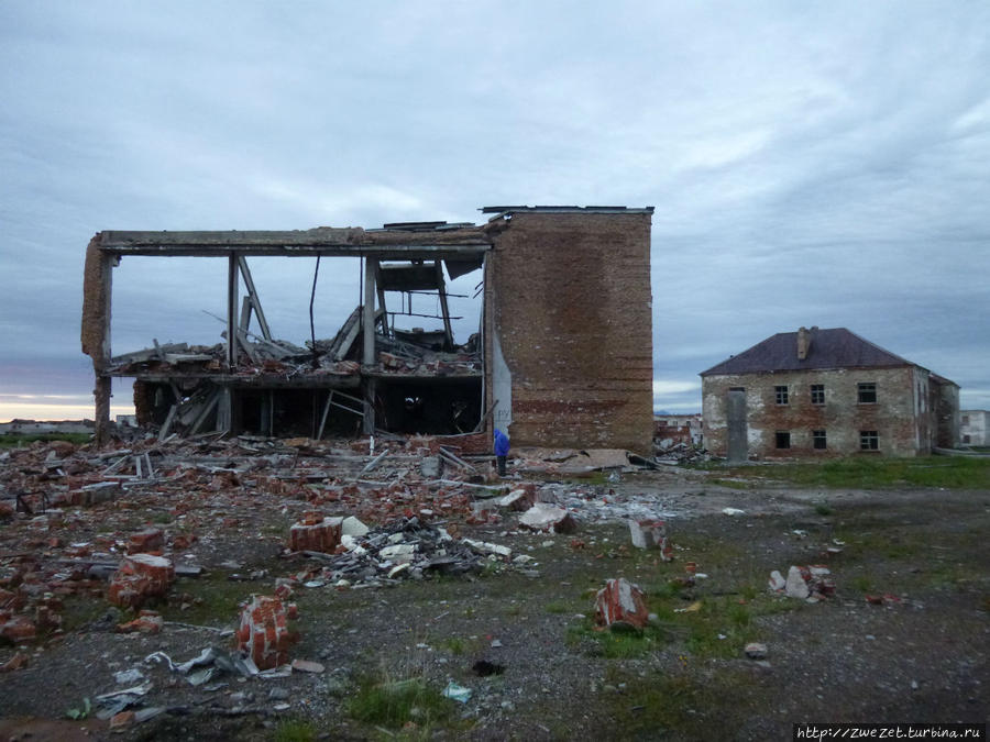 Тот самый Дом культуры, куда попала ракета, выпущенная Верховным главнокомандующим РФ Хальмер-Ю, Россия Тот самый Дом культуры, куда попала ракета, выпущенная Верховным главнокомандующим РФ Хальмер-Ю, Россия
