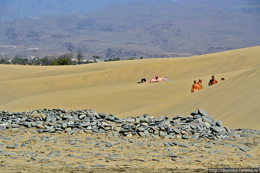 на дальнем плане за дюной красивые горы на дальнем плане за дюной красивые горы