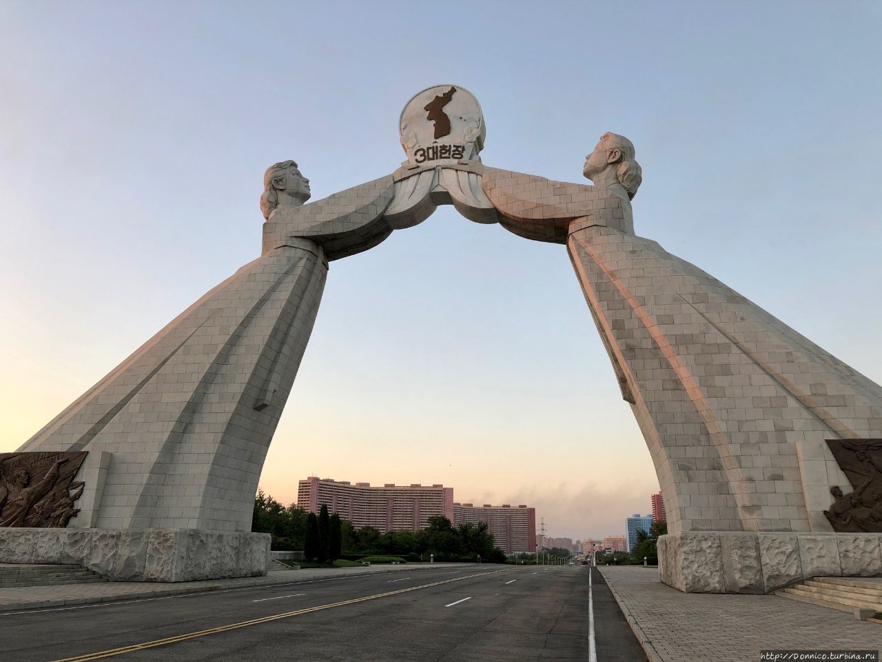 Арка Воссоединения (Северной и Южной Кореи) Пхеньян, КНДР