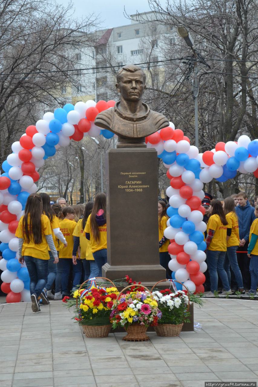 Памятник Ю.А.Гагарину Саратов, Россия