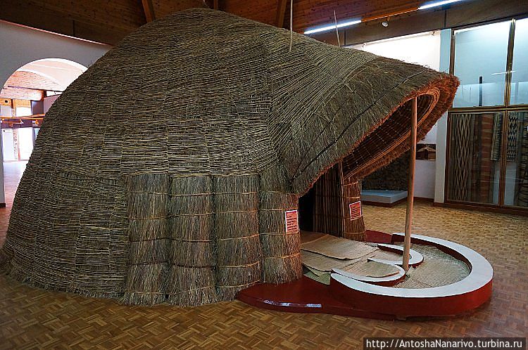 Реконструкция традиционной хижины. Сейчас в таких уже не живут. Реконструкция традиционной хижины. Сейчас в таких уже не живут.