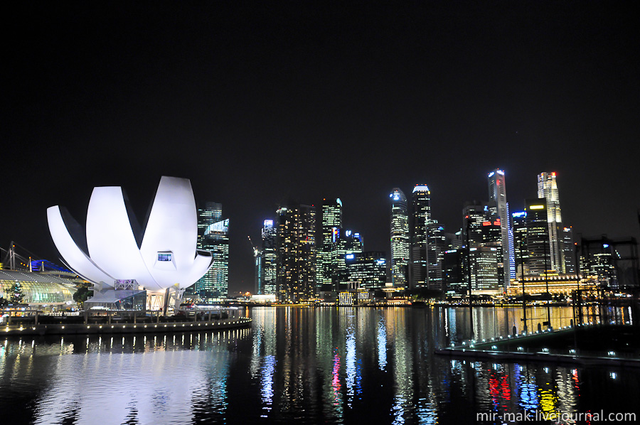После лазерного шоу можно неспешно прогуляться к еще одному символу Сингапура, который находится на противоположной стороне залива, размышляя про себя о вечном и о смысле нашей жизни. Сингапур (город-государство)